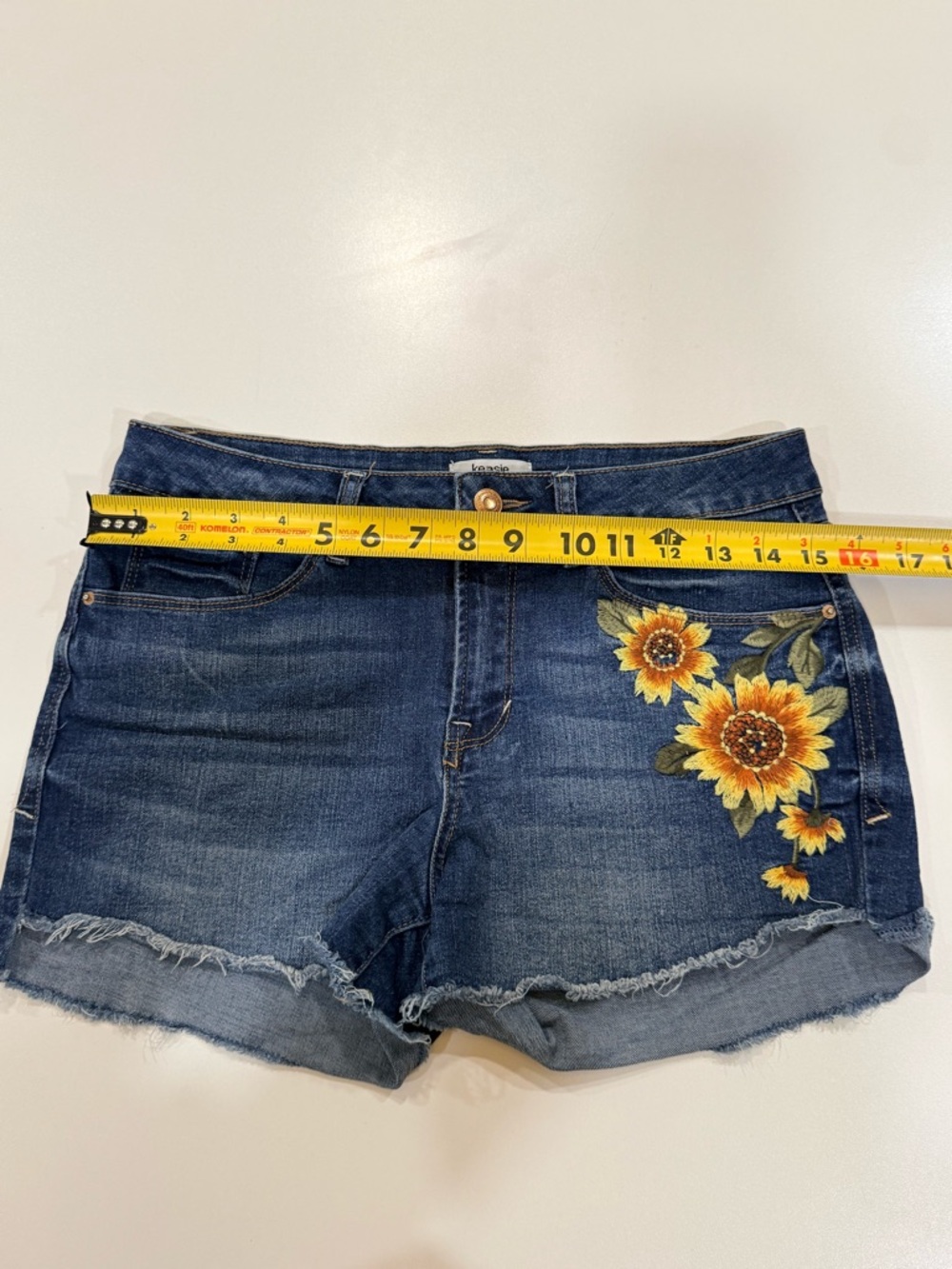 Kensie Denim Shorts Floral Embroidered Sunflower Raw Hem Size 6 28 - Picture 9 of 12